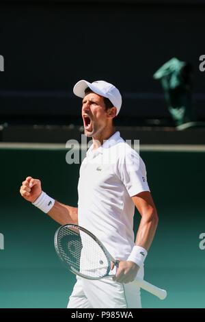 London, Großbritannien. Am 15. Juli 2018. Novak Djokovic (SRB) Tennis: Novak Djokovic aus Serbien reagiert während der Herren Einzel Finale von Wimbledon Lawn Tennis Championships gegen Kevin Anderson aus Südafrika bei den All England Lawn Tennis und Croquet Club in London, England. Quelle: LBA/Alamy leben Nachrichten Stockfoto