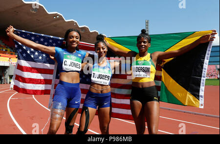 Tampere, Cortney Jones der Vereinigten Staaten (L) und Britany Anderson von Jamaika feiern nach 100 m Hürden der Frauen Finale bei den IAAF World U20 Meisterschaften in Tampere. Am 15. Juli 2018. Tia Jones der Vereinigten Staaten (C), Cortney Jones der Vereinigten Staaten (L) und Britany Anderson von Jamaika feiern nach 100 m Hürden der Frauen Finale bei den IAAF World U20 Meisterschaften in Tampere, Finnland am 15. Juli 2018. Tia Jones gewann die Goldmedaille mit 13,01 Sekunden. Credit: Matti Matikainen/Xinhua/Alamy leben Nachrichten Stockfoto