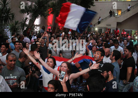 Kairo, Ägypten. Am 15. Juli 2018. Fans der französischen Nationalmannschaft feiern nach der FIFA WM 2018 Endspiel zwischen Frankreich und Kroatien im französischen Kulturzentrum in Kairo, Ägypten, 15. Juli 2018. Frankreich besiegt Kroatien 4-2 und behauptete den Titel. Credit: Ahmed Gomaa/Xinhua/Alamy leben Nachrichten Stockfoto