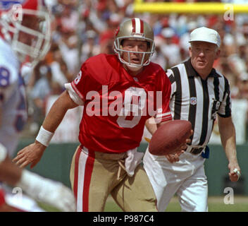 San Francisco, Kalifornien, USA. 13 Sep, 1992. San Francisco 49ers gegen Buffalo Bills im Candlestick Park Sonntag, 12 September 1992. Rechnungen Beat 49ers 34-31. San Francisco 49ers Quarterback Steve Young Credit: Al Golub/ZUMA Draht/Alamy leben Nachrichten Stockfoto