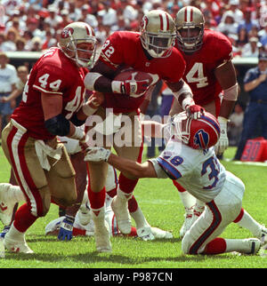 San Francisco, Kalifornien, USA. 13 Sep, 1992. San Francisco 49ers gegen Buffalo Bills im Candlestick Park Sonntag, 12 September 1992. Rechnungen Beat 49ers 34-31. San Francisco 49ers zurück läuft Ricky Watters (32) Gerade arme Buffalo Bills Defensive zurück Mark Kelso Credit: Al Golub/ZUMA Draht/Alamy leben Nachrichten Stockfoto