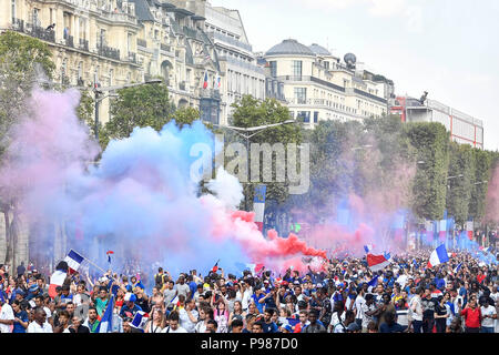 Paris, Frankreich. Am 15. Juli 2018. Fans feiern auf der Champs-Elysees avenue für die Meisterschaft der französischen Mannschaft in Paris, Frankreich Am 15. Juli 2018. Die französische Fußball-Nationalmannschaft gegen Kroatien Team von 4-2 und behauptete den Titel in der Endrunde der FIFA WM 2018 auf Russisch. Credit: Chen Yichen/Xinhua/Alamy leben Nachrichten Stockfoto
