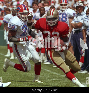 San Francisco, Kalifornien, USA. 13 Sep, 1992. San Francisco 49ers gegen Buffalo Bills im Candlestick Park Sonntag, 12 September 1992. Rechnungen Beat 49ers 34-31. San Francisco 49ers zurück läuft Ricky Watters (32) abläuft, Buffalo Bills Defensive zurück Henry Jones Gutschrift: Al Golub/ZUMA Draht/Alamy leben Nachrichten Stockfoto