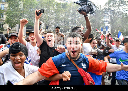 Paris, Frankreich. Am 15. Juli 2018. Fans feiern auf der Champs-Elysees avenue für die Meisterschaft der französischen Mannschaft in Paris, Frankreich Am 15. Juli 2018. Die französische Fußball-Nationalmannschaft gegen Kroatien Team von 4-2 und behauptete den Titel in der Endrunde der FIFA WM 2018 auf Russisch. Credit: Chen Yichen/Xinhua/Alamy leben Nachrichten Stockfoto
