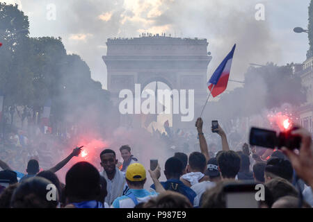 Paris, Frankreich. Am 15. Juli 2018. Fans feiern auf der Champs-Elysees avenue für die Meisterschaft der französischen Mannschaft in Paris, Frankreich Am 15. Juli 2018. Die französische Fußball-Nationalmannschaft gegen Kroatien Team von 4-2 und behauptete den Titel in der Endrunde der FIFA WM 2018 auf Russisch. Credit: Chen Yichen/Xinhua/Alamy leben Nachrichten Stockfoto