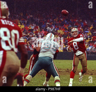 San Francisco, Kalifornien, USA. 6 Dez, 1992. San Francisco 49ers gegen Miami Delphine im Candlestick Park Sonntag, 6. Dezember 1992. 49ers Schlagen Delphine 27-3. San Francisco 49ers Quarterback Steve Young Credit: Al Golub/ZUMA Draht/Alamy leben Nachrichten Stockfoto