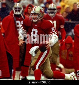 San Francisco, Kalifornien, USA. 6 Dez, 1992. San Francisco 49ers gegen Miami Delphine im Candlestick Park Sonntag, 6. Dezember 1992. 49ers Schlagen Delphine 27-3. San Francisco 49ers Quarterback Steve Young Credit: Al Golub/ZUMA Draht/Alamy leben Nachrichten Stockfoto