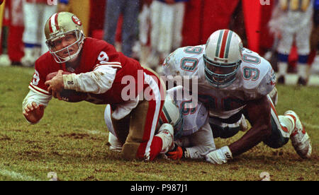 San Francisco, Kalifornien, USA. 6 Dez, 1992. San Francisco 49ers gegen Miami Delphine im Candlestick Park Sonntag, 6. Dezember 1992. 49ers Schlagen Delphine 27-3. San Francisco 49ers Quarterback Steve Young Credit: Al Golub/ZUMA Draht/Alamy leben Nachrichten Stockfoto