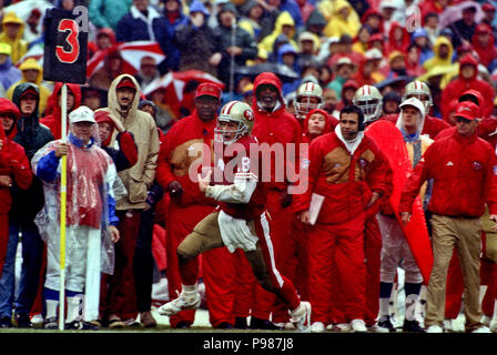 San Francisco, Kalifornien, USA. 6 Dez, 1992. San Francisco 49ers gegen Miami Delphine im Candlestick Park Sonntag, 6. Dezember 1992. 49ers Schlagen Delphine 27-3. San Francisco 49ers Quarterback Steve Young Credit: Al Golub/ZUMA Draht/Alamy leben Nachrichten Stockfoto