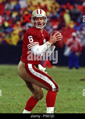 San Francisco, Kalifornien, USA. 6 Dez, 1992. San Francisco 49ers gegen Miami Delphine im Candlestick Park Sonntag, 6. Dezember 1992. 49ers Schlagen Delphine 27-3. San Francisco 49ers Quarterback Steve Young Credit: Al Golub/ZUMA Draht/Alamy leben Nachrichten Stockfoto
