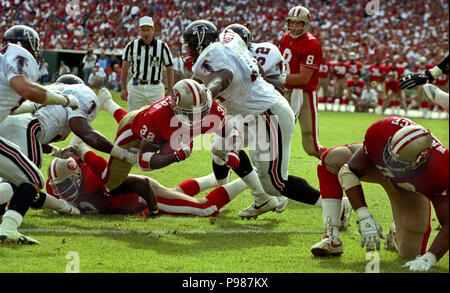 San Francisco, Kalifornien, USA. 18 Okt, 1992. San Francisco 49ers gegen Atlanta Falcons an Candlestick Park Sonntag, 18. Oktober 1992. 49ers Schlagen Falken 56-17. San Francisco 49ers zurück läuft Ricky Watters (32) Tauchgänge für 1. nach unten. Credit: Al Golub/ZUMA Draht/Alamy leben Nachrichten Stockfoto