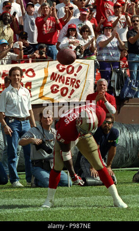 San Francisco, Kalifornien, USA. 18 Okt, 1992. San Francisco 49ers gegen Atlanta Falcons an Candlestick Park Sonntag, 18. Oktober 1992. 49ers Schlagen Falken 56-17. San Francisco 49ers zurück läuft Ricky Watters (32) Spitzen Ball zum Touchdown. Credit: Al Golub/ZUMA Draht/Alamy leben Nachrichten Stockfoto