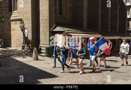 Saint-Malo, Frankreich - 15. Juli 2018: Franzosen Feiern während der letzten Wm Frankreich Kroatien innerhalb der Stadtmauern an der historischen Französischen Port Saint Malo in der Bretagne an der Kanalküste. Credit: Ruben Ramos/Alamy Leben Nachrichten. Stockfoto