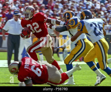 San Francisco, Kalifornien, USA. 4. Okt 1992. San Francisco 49ers vs Los Angeles Rams an Candlestick Park Sonntag, 4. Oktober 1992. 49ers Schlagen Rams 27-24. San Francisco 49ers zurück läuft Ricky Watters (32) vom Ram Verteidiger erhalten. Credit: Al Golub/ZUMA Draht/Alamy leben Nachrichten Stockfoto
