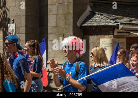 Saint-Malo, Frankreich - 15. Juli 2018: Franzosen Feiern während der letzten Wm Frankreich Kroatien innerhalb der Stadtmauern an der historischen Französischen Port Saint Malo in der Bretagne an der Kanalküste. Credit: Ruben Ramos/Alamy Leben Nachrichten. Stockfoto