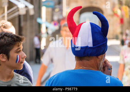 Saint-Malo, Frankreich - 15. Juli 2018: Franzosen Feiern während der letzten Wm Frankreich Kroatien innerhalb der Stadtmauern an der historischen Französischen Port Saint Malo in der Bretagne an der Kanalküste. Credit: Ruben Ramos/Alamy Leben Nachrichten. Stockfoto