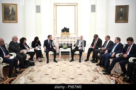 Moskau, Russland. 15. Juli 2018. Der russische Präsident Wladimir Putin, rechts, während ein bilaterales Treffen mit dem französischen Präsidenten Emmanuel Längestrich im Kreml Juli 15, 2018 in Moskau, Russland. Längestrich wurde in Moskau das Finale in der Fußball-Weltmeisterschaft, die Frankreich 4-2 über Kroatien gewonnen zu besuchen. Credit: Planetpix/Alamy leben Nachrichten Stockfoto