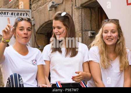 Saint-Malo, Frankreich - 15. Juli 2018: Französische junge Frauen feiern während der letzten Wm Frankreich Kroatien innerhalb der Stadtmauern an der historischen französischen Hafen Saint-Malo in der Bretagne an der Kanalküste. Credit: Ruben Ramos/Alamy Leben Nachrichten. Stockfoto