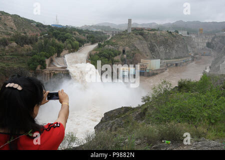 Gansu, China. 16. Juli 2018. Gansu, China - liujia Schlucht, im Nordwesten der chinesischen Provinz Gansu, befindet sich das große Wasser - Power Engineering Projekt des ersten Fünfjahresplans. Liujia Schlucht ist der siebte Schritt hydro-elektrischen Station, mit Multifunktion wie Stromerzeugung, Controlling Flut, Zucht aquatics, Bewässerung, Versand, und Reisen, und wurde der größte zentrale Projekt der Wasser-erhaltung eine elektrische Leistung, und sie genießen das Ansehen als die Perle am Gelben Fluss. Credit: ZUMA Press, Inc./Alamy leben Nachrichten Stockfoto