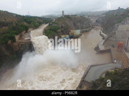 Gansu, China. 16. Juli 2018. Gansu, China - liujia Schlucht, im Nordwesten der chinesischen Provinz Gansu, befindet sich das große Wasser - Power Engineering Projekt des ersten Fünfjahresplans. Liujia Schlucht ist der siebte Schritt hydro-elektrischen Station, mit Multifunktion wie Stromerzeugung, Controlling Flut, Zucht aquatics, Bewässerung, Versand, und Reisen, und wurde der größte zentrale Projekt der Wasser-erhaltung eine elektrische Leistung, und sie genießen das Ansehen als die Perle am Gelben Fluss. Credit: ZUMA Press, Inc./Alamy leben Nachrichten Stockfoto