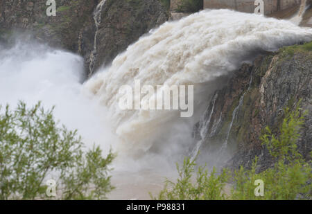 Gansu, China. 16. Juli 2018. Gansu, China - liujia Schlucht, im Nordwesten der chinesischen Provinz Gansu, befindet sich das große Wasser - Power Engineering Projekt des ersten Fünfjahresplans. Liujia Schlucht ist der siebte Schritt hydro-elektrischen Station, mit Multifunktion wie Stromerzeugung, Controlling Flut, Zucht aquatics, Bewässerung, Versand, und Reisen, und wurde der größte zentrale Projekt der Wasser-erhaltung eine elektrische Leistung, und sie genießen das Ansehen als die Perle am Gelben Fluss. Credit: ZUMA Press, Inc./Alamy leben Nachrichten Stockfoto