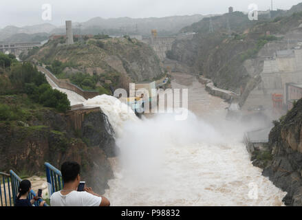 Gansu, China. 16. Juli 2018. Gansu, China - liujia Schlucht, im Nordwesten der chinesischen Provinz Gansu, befindet sich das große Wasser - Power Engineering Projekt des ersten Fünfjahresplans. Liujia Schlucht ist der siebte Schritt hydro-elektrischen Station, mit Multifunktion wie Stromerzeugung, Controlling Flut, Zucht aquatics, Bewässerung, Versand, und Reisen, und wurde der größte zentrale Projekt der Wasser-erhaltung eine elektrische Leistung, und sie genießen das Ansehen als die Perle am Gelben Fluss. Credit: ZUMA Press, Inc./Alamy leben Nachrichten Stockfoto