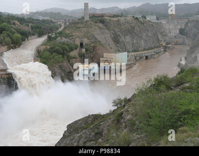 Gansu, China. 16. Juli 2018. Gansu, China - liujia Schlucht, im Nordwesten der chinesischen Provinz Gansu, befindet sich das große Wasser - Power Engineering Projekt des ersten Fünfjahresplans. Liujia Schlucht ist der siebte Schritt hydro-elektrischen Station, mit Multifunktion wie Stromerzeugung, Controlling Flut, Zucht aquatics, Bewässerung, Versand, und Reisen, und wurde der größte zentrale Projekt der Wasser-erhaltung eine elektrische Leistung, und sie genießen das Ansehen als die Perle am Gelben Fluss. Credit: ZUMA Press, Inc./Alamy leben Nachrichten Stockfoto