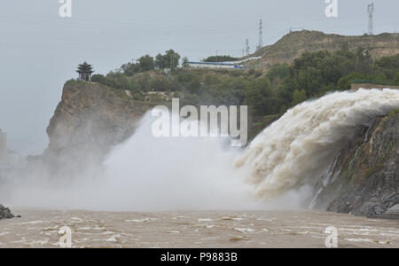 Gansu, China. 16. Juli 2018. Gansu, China - liujia Schlucht, im Nordwesten der chinesischen Provinz Gansu, befindet sich das große Wasser - Power Engineering Projekt des ersten Fünfjahresplans. Liujia Schlucht ist der siebte Schritt hydro-elektrischen Station, mit Multifunktion wie Stromerzeugung, Controlling Flut, Zucht aquatics, Bewässerung, Versand, und Reisen, und wurde der größte zentrale Projekt der Wasser-erhaltung eine elektrische Leistung, und sie genießen das Ansehen als die Perle am Gelben Fluss. Credit: ZUMA Press, Inc./Alamy leben Nachrichten Stockfoto