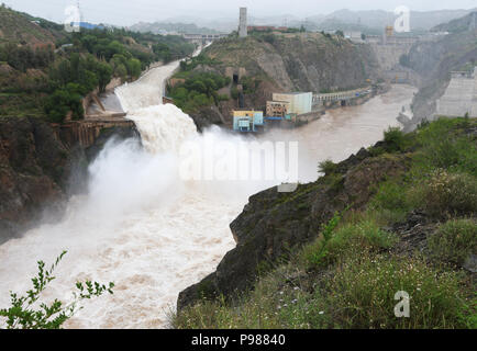 Gansu, China. 16. Juli 2018. Gansu, China - liujia Schlucht, im Nordwesten der chinesischen Provinz Gansu, befindet sich das große Wasser - Power Engineering Projekt des ersten Fünfjahresplans. Liujia Schlucht ist der siebte Schritt hydro-elektrischen Station, mit Multifunktion wie Stromerzeugung, Controlling Flut, Zucht aquatics, Bewässerung, Versand, und Reisen, und wurde der größte zentrale Projekt der Wasser-erhaltung eine elektrische Leistung, und sie genießen das Ansehen als die Perle am Gelben Fluss. Credit: ZUMA Press, Inc./Alamy leben Nachrichten Stockfoto