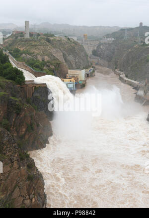 Gansu, China. 16. Juli 2018. Gansu, China - liujia Schlucht, im Nordwesten der chinesischen Provinz Gansu, befindet sich das große Wasser - Power Engineering Projekt des ersten Fünfjahresplans. Liujia Schlucht ist der siebte Schritt hydro-elektrischen Station, mit Multifunktion wie Stromerzeugung, Controlling Flut, Zucht aquatics, Bewässerung, Versand, und Reisen, und wurde der größte zentrale Projekt der Wasser-erhaltung eine elektrische Leistung, und sie genießen das Ansehen als die Perle am Gelben Fluss. Credit: ZUMA Press, Inc./Alamy leben Nachrichten Stockfoto