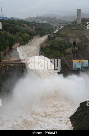 Gansu, China. 16. Juli 2018. Gansu, China - liujia Schlucht, im Nordwesten der chinesischen Provinz Gansu, befindet sich das große Wasser - Power Engineering Projekt des ersten Fünfjahresplans. Liujia Schlucht ist der siebte Schritt hydro-elektrischen Station, mit Multifunktion wie Stromerzeugung, Controlling Flut, Zucht aquatics, Bewässerung, Versand, und Reisen, und wurde der größte zentrale Projekt der Wasser-erhaltung eine elektrische Leistung, und sie genießen das Ansehen als die Perle am Gelben Fluss. Credit: ZUMA Press, Inc./Alamy leben Nachrichten Stockfoto