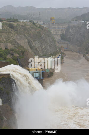 Gansu, China. 16. Juli 2018. Gansu, China - liujia Schlucht, im Nordwesten der chinesischen Provinz Gansu, befindet sich das große Wasser - Power Engineering Projekt des ersten Fünfjahresplans. Liujia Schlucht ist der siebte Schritt hydro-elektrischen Station, mit Multifunktion wie Stromerzeugung, Controlling Flut, Zucht aquatics, Bewässerung, Versand, und Reisen, und wurde der größte zentrale Projekt der Wasser-erhaltung eine elektrische Leistung, und sie genießen das Ansehen als die Perle am Gelben Fluss. Credit: ZUMA Press, Inc./Alamy leben Nachrichten Stockfoto