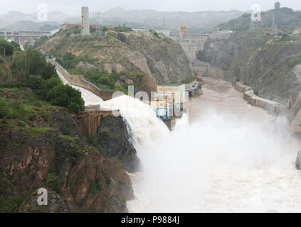 Gansu, China. 16. Juli 2018. Gansu, China - liujia Schlucht, im Nordwesten der chinesischen Provinz Gansu, befindet sich das große Wasser - Power Engineering Projekt des ersten Fünfjahresplans. Liujia Schlucht ist der siebte Schritt hydro-elektrischen Station, mit Multifunktion wie Stromerzeugung, Controlling Flut, Zucht aquatics, Bewässerung, Versand, und Reisen, und wurde der größte zentrale Projekt der Wasser-erhaltung eine elektrische Leistung, und sie genießen das Ansehen als die Perle am Gelben Fluss. Credit: ZUMA Press, Inc./Alamy leben Nachrichten Stockfoto