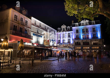 Saint-Malo, Frankreich - 15. Juli 2018: Franzosen feiern die Frankreich wm-Meisterschaft in der Nacht innerhalb der Stadtmauern an der historischen Französischen Port Saint Malo in der Bretagne an der Kanalküste. Credit: Ruben Ramos/Alamy Leben Nachrichten. Stockfoto