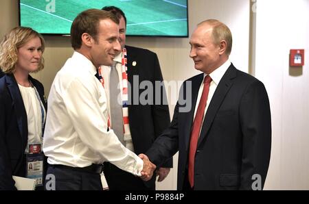 Der französische Präsident Emmanuel Längestrich, Links, gratuliert der russische Präsident Wladimir Putin während der 2018 FIFA World Cup Finale in Luzhniki Stadion Juli 15, 2018 in Moskau, Russland. Frankreich besiegt Kroatien 4-2. Stockfoto