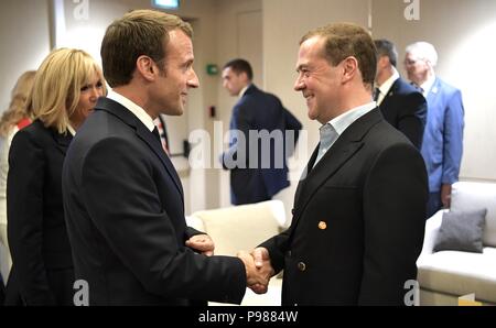 Der französische Präsident Emmanuel Längestrich, Links, gratuliert der russische Ministerpräsident Dmitri Medwedew während der 2018 FIFA World Cup Finale in Luzhniki Stadion Juli 15, 2018 in Moskau, Russland. Frankreich besiegt Kroatien 4-2. Stockfoto