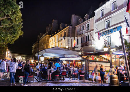 Saint-Malo, Frankreich - 15. Juli 2018: Franzosen feiern die Frankreich wm-Meisterschaft in der Nacht innerhalb der Stadtmauern an der historischen Französischen Port Saint Malo in der Bretagne an der Kanalküste. Credit: Ruben Ramos/Alamy Leben Nachrichten. Stockfoto