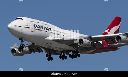 Richmond, British Columbia, Kanada. 14. Juli 2018. Eine Qantas Airways Boeing 747-400 (VH-OJS) wide-Body Jet Airliner auf Final Approach für die Landung. Credit: bayne Stanley/ZUMA Draht/Alamy leben Nachrichten Stockfoto