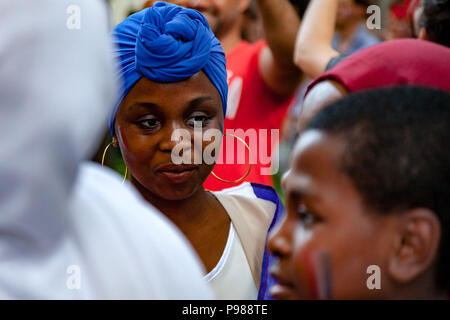 Paris, Frankreich. 15. Juli 2018. 2018 Juli 15 - Paris, Frankreich: Straße von Paris überfüllt, die glückliche Fußballfans nach dem Finale Frankreich Kroatien. Credit: Guillaume Louyot/Alamy leben Nachrichten Stockfoto