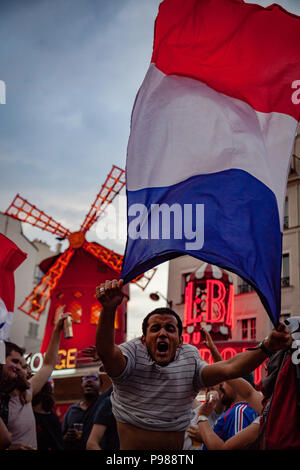 Paris, Frankreich. 15. Juli 2018. 2018 Juli 15 - Paris, Frankreich: Straße von Paris überfüllt, die glückliche Fußballfans nach dem Finale Frankreich Kroatien. Credit: Guillaume Louyot/Alamy leben Nachrichten Stockfoto