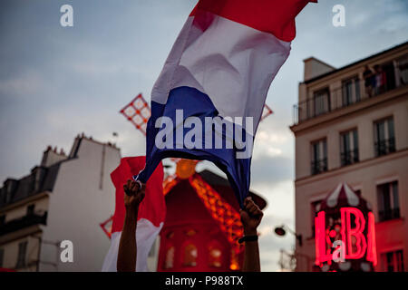 Paris, Frankreich. 15. Juli 2018. 2018 Juli 15 - Paris, Frankreich: Straße von Paris überfüllt, die glückliche Fußballfans nach dem Finale Frankreich Kroatien. Credit: Guillaume Louyot/Alamy leben Nachrichten Stockfoto