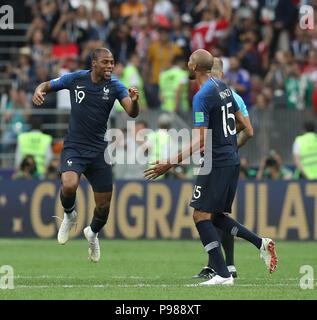 Moskau, Russland. Am 15. Juli 2018. firo: 15.07.2018, Moskau, Fuvuball, Fußball, Nationalmannschaft, Wm 2018 in Russland, Ruvuland, World Cup 2018 in Russland, Ruvuland, Wm 2018 Russland, Russland, final, final, Frankreich - Kroatien, 4:2, Jubel Frankreich, Djibril SidibeÃ' und Steven N'Zonzi | Verwendung der weltweiten Kredit: dpa/Alamy leben Nachrichten Stockfoto