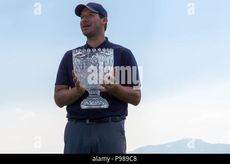 Lake Tahoe, Nevada, USA. Am 15. Juli 2018. Ehemalige Dallas Cowboys Quarterback, TONY ROMO, erhält gewinnt die 29. jährliche amerikanische Jahrhundert Meisterschaft am Edgewood Tahoe Golfplatz in Lake Tahoe, Nevada, am Sonntag, den 15. Juli 2018. Romo aus vier Punkten wieder seine erste Amerikanische Jahrhundert Meisterschaft am Lake Tahoe am Sonntag zu gewinnen sammelte. Romo, der nach dem 2016 NFL Saison zurückgezogen und ist nun ein NFL-Analyst, Lose 3-mal Titelverteidiger Mark Mulder und der ersten und zweiten Runde Führer Joe Pavelski." Es ist ein besonderer Sieg", sagte Romo, das Zweite dreimal in sieben früheren beendet hatte. Stockfoto