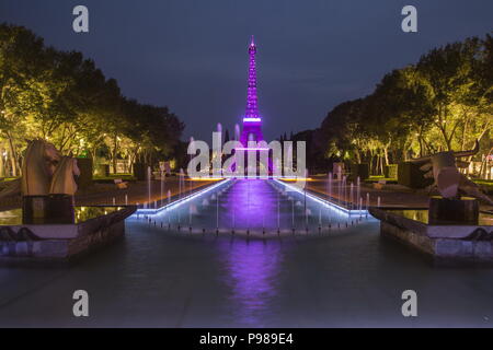 Beijin, Beijin, China. 16. Juli 2018. Peking, China - Der Eiffelturm in Beijing World Park. Beijing World Park ist ein Themenpark, der versucht, den Besuchern die Möglichkeit die Welt in Peking zu verlassen, um zu sehen, zu geben. Der Park umfasst 46,7 Hektar und liegt im südwestlichen Fengtai District von Peking. Es ist etwa 17 km von Tiananmen, dem Stadtzentrum, und 40 km vom Internationalen Flughafen der Hauptstadt. Der Park wurde 1993 eröffnet und ist schätzungsweise 1,5 Millionen Besucher jährlich zu erhalten. Credit: SIPA Asien/ZUMA Draht/Alamy leben Nachrichten Stockfoto