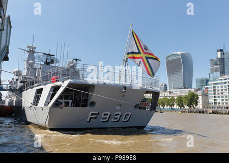 London, Großbritannien. 15. Juli 2018. Die belgische Fregatte Leopold I (F930) der Belgischen Marine bereitet sich unter Tower Bridge zu verlassen, nach einem Besuch in London. Leopold I (F930) ist ein Karel Doorman-Klasse Fregatte und ist 122 m (401.33 ft) lange mit einer Verdrängung von 2.800 Tonnen und hat an Anti-drogen-Operationen in der Karibik zusammen mit der US Navy, war Teil der UN-Operationen in der Adria während der Konflikte in den ehemaligen Republiken Jugoslawiens, sowie verschiedene NATO-Übungen. Credit: Vickie Flores/Alamy leben Nachrichten Stockfoto