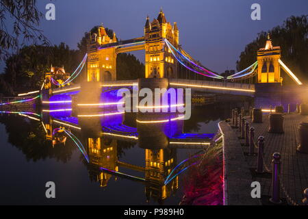 Beijin, Beijin, China. 16. Juli 2018. Peking, China - Der Eiffelturm in Beijing World Park. Beijing World Park ist ein Themenpark, der versucht, den Besuchern die Möglichkeit die Welt in Peking zu verlassen, um zu sehen, zu geben. Der Park umfasst 46,7 Hektar und liegt im südwestlichen Fengtai District von Peking. Es ist etwa 17 km von Tiananmen, dem Stadtzentrum, und 40 km vom Internationalen Flughafen der Hauptstadt. Der Park wurde 1993 eröffnet und ist schätzungsweise 1,5 Millionen Besucher jährlich zu erhalten. Credit: SIPA Asien/ZUMA Draht/Alamy leben Nachrichten Stockfoto