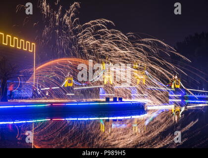 Beijin, Beijin, China. 16. Juli 2018. Peking, China - Der "London Tower Bridge" in Beijing World Park. Beijing World Park ist ein Themenpark, der versucht, den Besuchern die Möglichkeit die Welt in Peking zu verlassen, um zu sehen, zu geben. Der Park umfasst 46,7 Hektar und liegt im südwestlichen Fengtai District von Peking. Es ist etwa 17 km von Tiananmen, dem Stadtzentrum, und 40 km vom Internationalen Flughafen der Hauptstadt. Der Park wurde 1993 eröffnet und ist schätzungsweise 1,5 Millionen Besucher jährlich zu erhalten. Credit: SIPA Asien/ZUMA Draht/Alamy leben Nachrichten Stockfoto