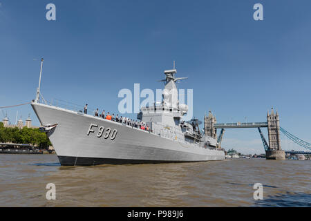 London, Großbritannien. 15. Juli 2018. Die belgische Fregatte Leopold I (F 930) der Belgischen Marine verlassen unter der Tower Bridge nach einem Besuch in London. Leopold I (F930) ist ein Karel Doorman-Klasse Fregatte und ist 122 m (401.33 ft) lange mit einer Verdrängung von 2.800 Tonnen und hat an Anti-drogen-Operationen in der Karibik zusammen mit der US Navy, war Teil der UN-Operationen in der Adria während der Konflikte in den ehemaligen Republiken Jugoslawiens, sowie verschiedene NATO-Übungen. Credit: Vickie Flores/Alamy leben Nachrichten Stockfoto