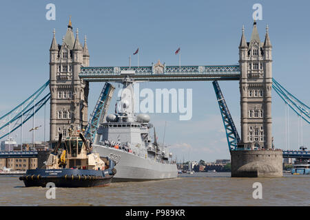 London, Großbritannien. 15. Juli 2018. Die belgische Fregatte Leopold I (F 930) der Belgischen Marine verlassen unter der Tower Bridge nach einem Besuch in London. Leopold I (F930) ist ein Karel Doorman-Klasse Fregatte und ist 122 m (401.33 ft) lange mit einer Verdrängung von 2.800 Tonnen und hat an Anti-drogen-Operationen in der Karibik zusammen mit der US Navy, war Teil der UN-Operationen in der Adria während der Konflikte in den ehemaligen Republiken Jugoslawiens, sowie verschiedene NATO-Übungen. Credit: Vickie Flores/Alamy leben Nachrichten Stockfoto