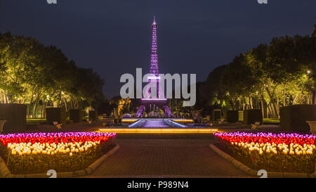 Beijin, Beijin, China. 16. Juli 2018. Peking, China - Der Eiffelturm in Beijing World Park. Beijing World Park ist ein Themenpark, der versucht, den Besuchern die Möglichkeit die Welt in Peking zu verlassen, um zu sehen, zu geben. Der Park umfasst 46,7 Hektar und liegt im südwestlichen Fengtai District von Peking. Es ist etwa 17 km von Tiananmen, dem Stadtzentrum, und 40 km vom Internationalen Flughafen der Hauptstadt. Der Park wurde 1993 eröffnet und ist schätzungsweise 1,5 Millionen Besucher jährlich zu erhalten. Credit: SIPA Asien/ZUMA Draht/Alamy leben Nachrichten Stockfoto